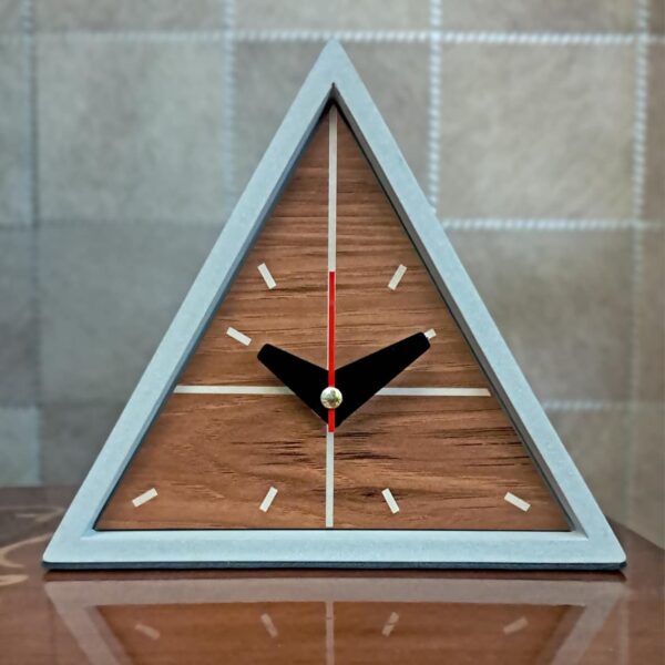 ساعت طرح مثلث